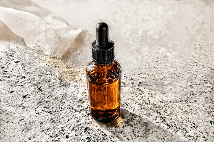 Product description length guide cover with amber serum bottle